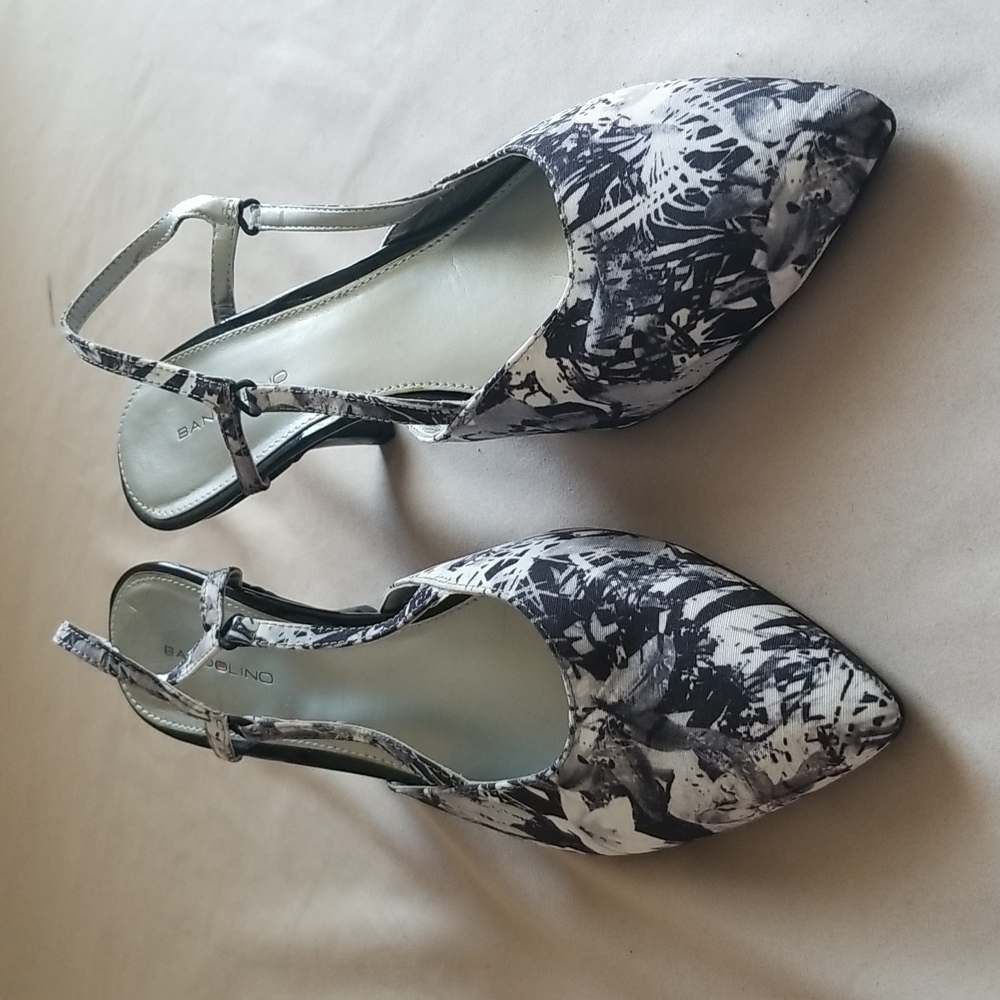 Women close toes, open heels shoes